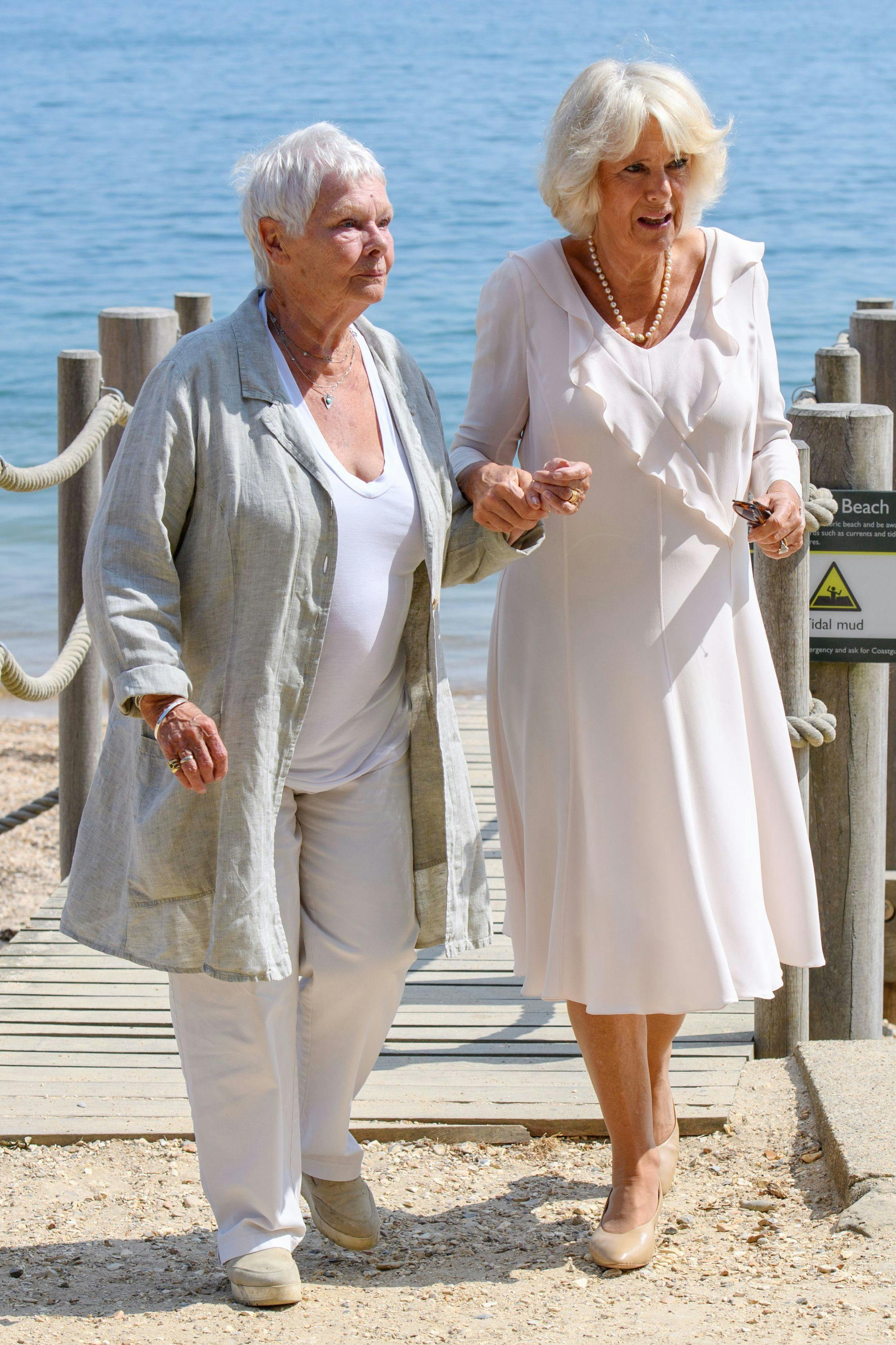 Hertuginde Camilla og Judi Dench