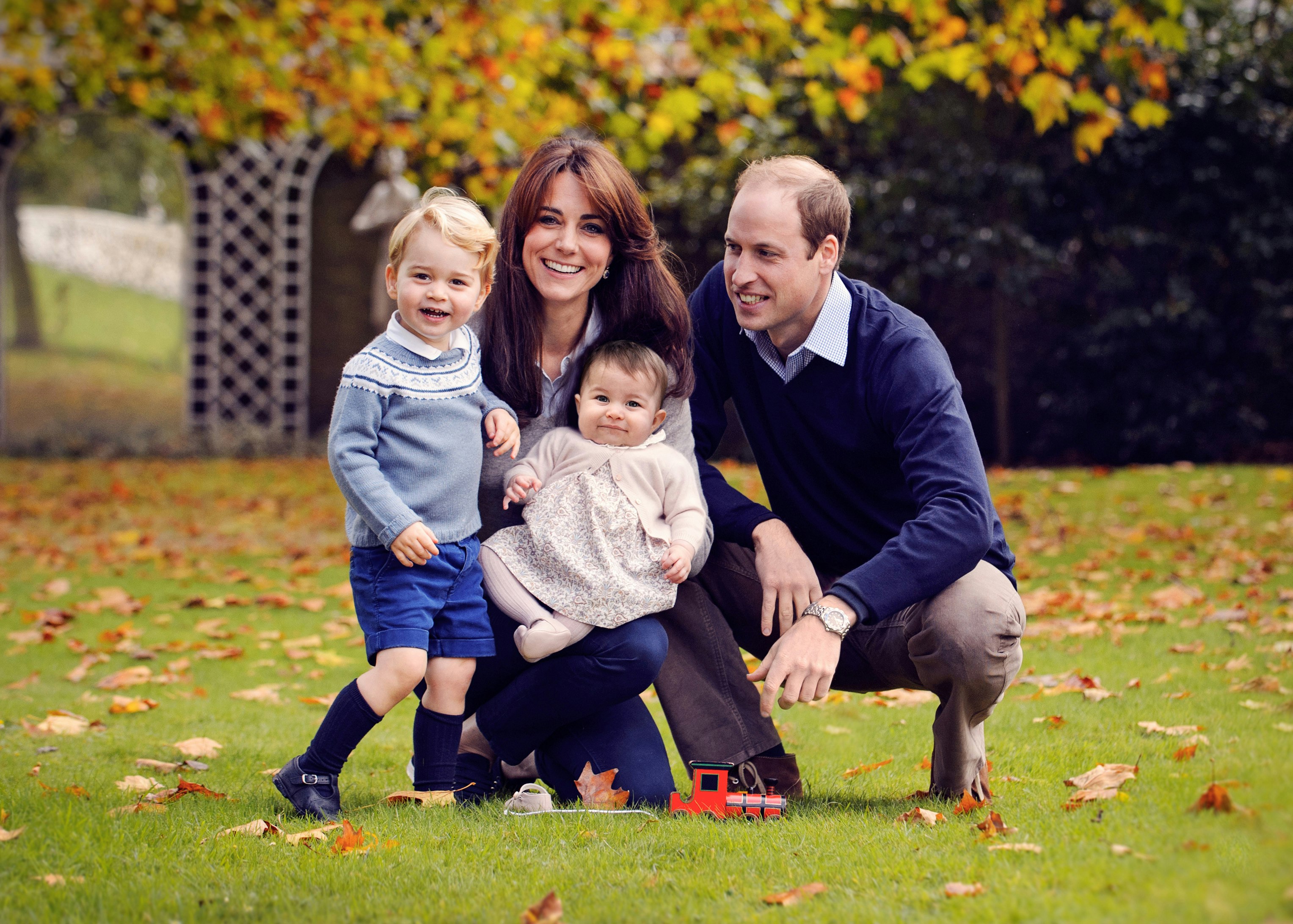 Hertuginde Catherine og prins William med børnene prins George og prinsesse Charlotte i december 2015.