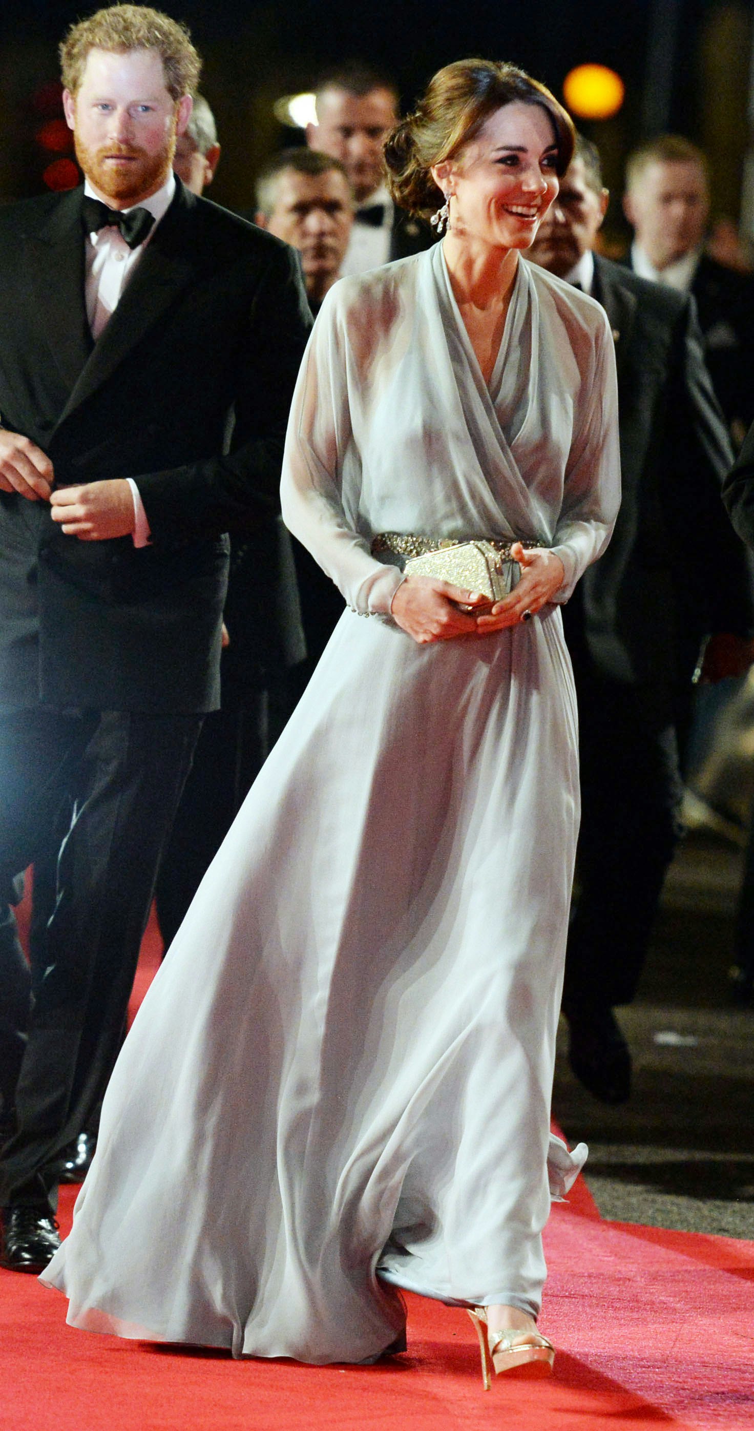 Umulig maske jomfru Hertuginde Catherine valgte udfordrende kjole ved Bond-premiere |  billedbladet.dk