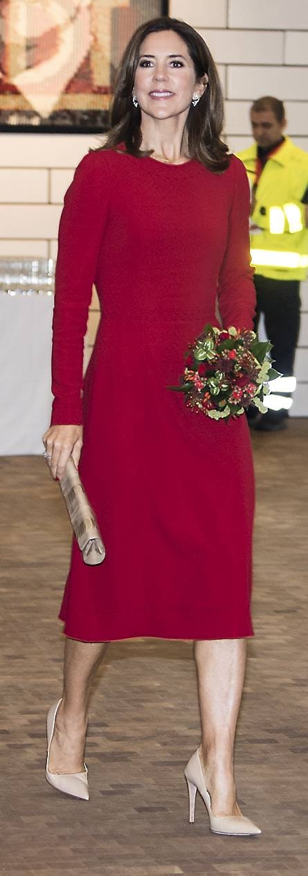 SE BILLEDET: Kronprinsesse Mary opsigt i rødt design | BILLED-BLADET