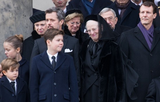 Dronning Margrethe omgivet af den kongelige familie