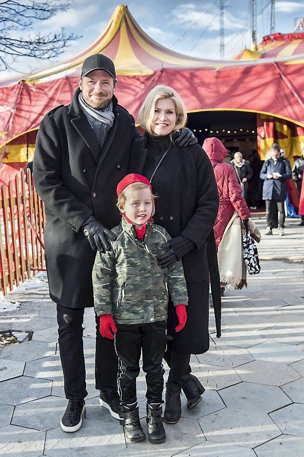 Tychsen ankom i god tid før starten på forestillingen, og han var i særdeles godt selskab med Anette Toftgård og parrets søn Louis på syv år. 