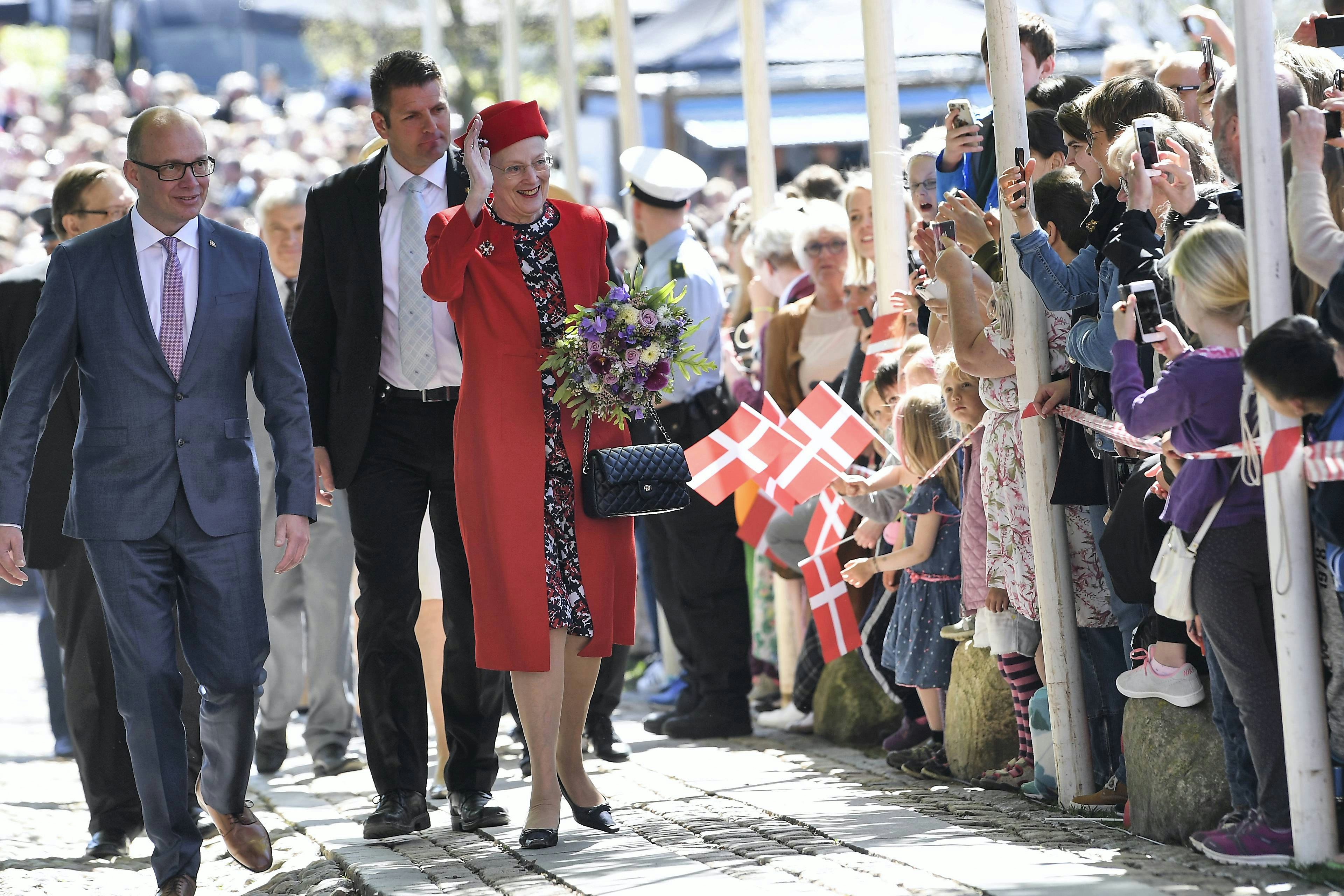 indlæg vant prangende Dronning Margrethe og hendes søstre modtaget med begejstring i Kolding |  BILLED-BLADET