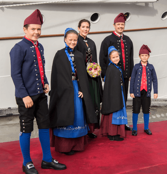 Kronprinsfamilien i færøske nationaldragter
