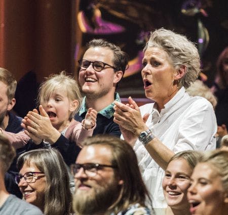 Benjamin Hasselflug, Søs Egelind og lille Ellinor hepper på Molly Egelind i "Vild med dans" 2018.