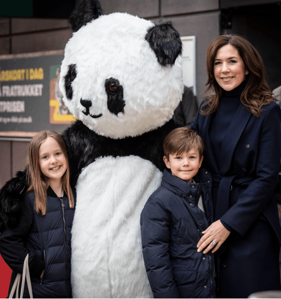 Prinsesse Josephine, prins Vincent og kronprinsesse Mary med panda