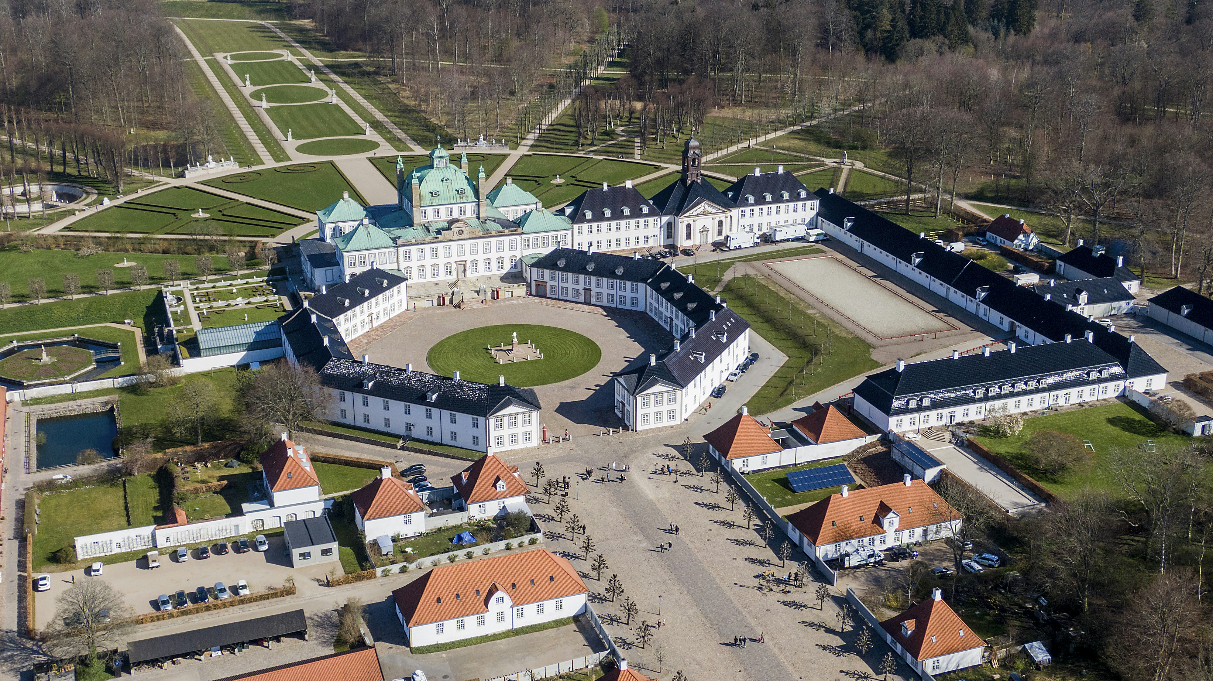 Fredensborg Slot med den nye ridebane til højre på billedet.