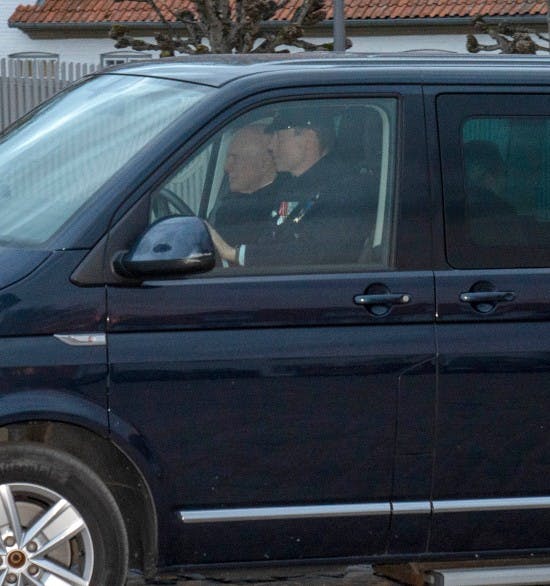 Gæster ankommer til middag hos dronningen