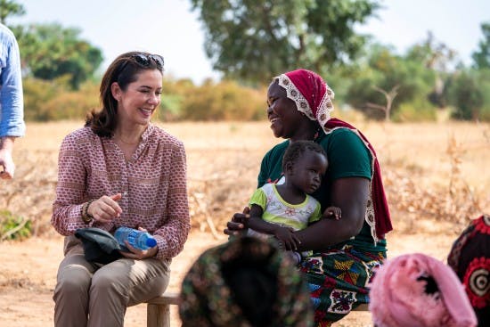 Kronprinsesse Mary og kvinde fra Burkina Faso