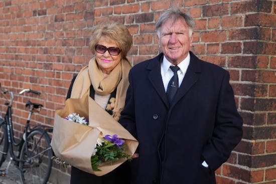 Gitte og Sepp Piontek til Lars Høghs bisættelse.