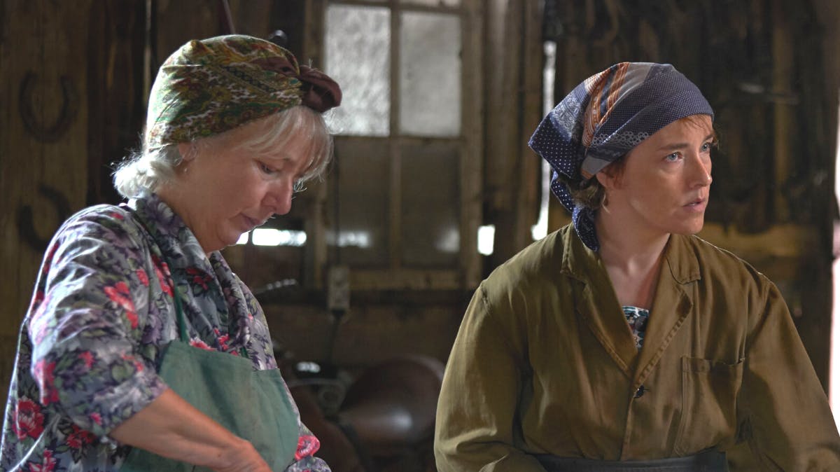 Petrine Agger spiller overfor Maria Rossing i "Carmen Curlers". 