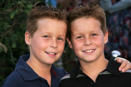 Shane og Brent Kinsman i rollerne som Scavo-tvillingerne.