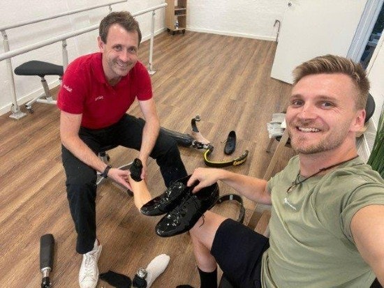 Daniel Wagner og bandagist Toke Seir Novak afprøver protesen inden prøverne på Vild Med Dans.