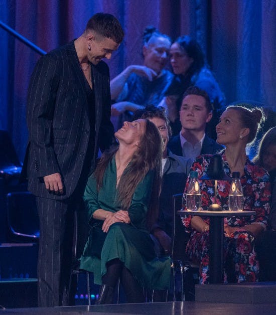 Martin Johannes Larsen hilste på sin hustru, Sara-Lisa, kort før showstart.