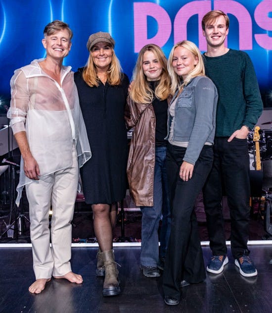 Caspar Phillipson med hustruen Marianne og parrets tre børn.