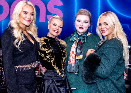 Katerina Pitzner sammen med sine døtre - fra venstre: Thalia, Ophelia og Elvira.