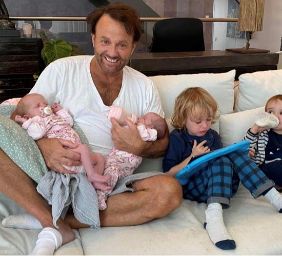 Dennis Knudsen med sine fire børn