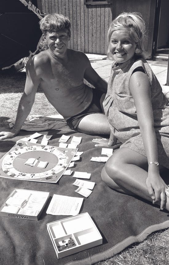 Arne Bybjerg spiller Matador med sin hustru Lise-Lotte i sommeren 1968
