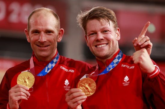 Michael Mørkøv og Lasse Norman Hansen med deres OL-guldmedalje