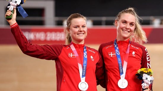 Amalie Dideriksen og Julie Leth med deres OL-sølvmedaljer