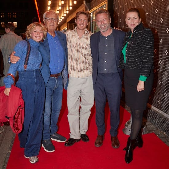 Bo Tengberg med sine børn Mathilde og Sylvester, sin hustru, Mette Frederiksen, og børnenes morfar, Per Pallesen.