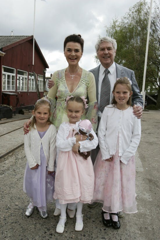 Emma (tv) som barn sammen med sine søstre Lærke og Emilie og deres bedsteforældre Inge og Holger Juul Hansen.