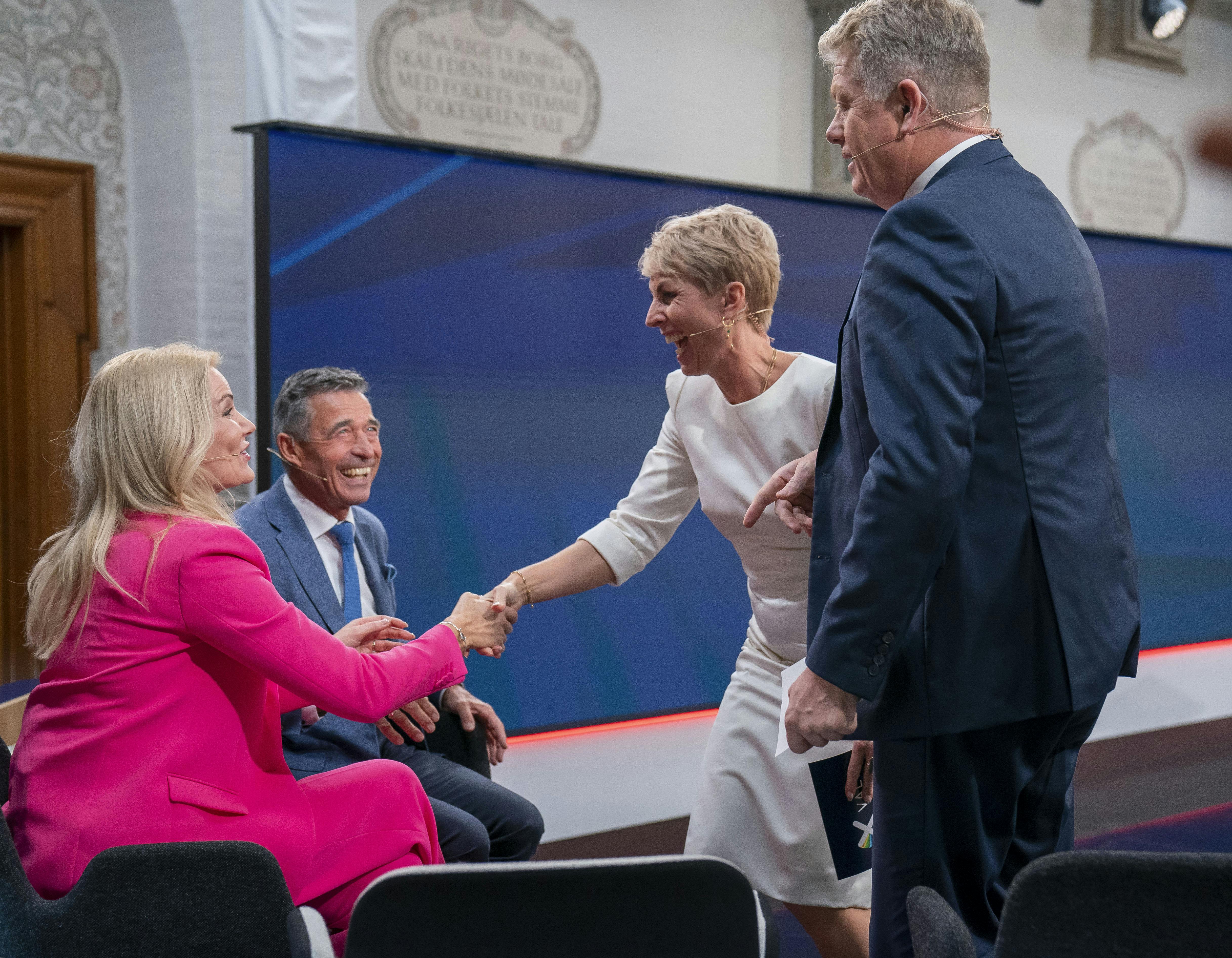 Helle Thorning Schmidt og Anders Fogh Rasmussen bliver interviewet af TV 2's Cecilie Beck og Troels Mylenberg