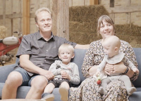 Michael og Vibse med deres to fælles sønner, da de var med i "Landmand søger kærlighed - ekstra" i 2021.