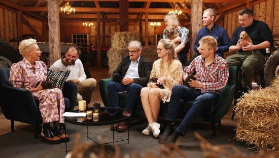 Lene Beier i studiet med Allan og hans hundehvalpe og de øvrige seks landmænd.