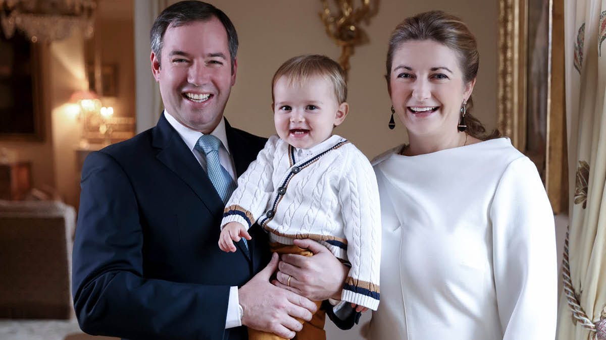 Arvestorhertug Guillaume og arvestorhertuginde Stéphanie med sønnen prins Charles.