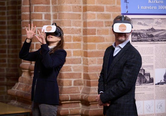 Kronprinsparret med VR-briller på.