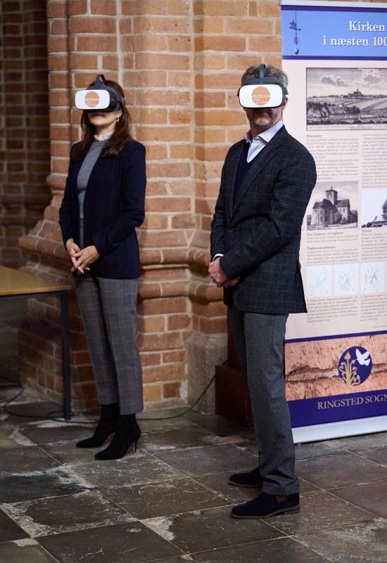 Kronprinsparret med VR-briller på.