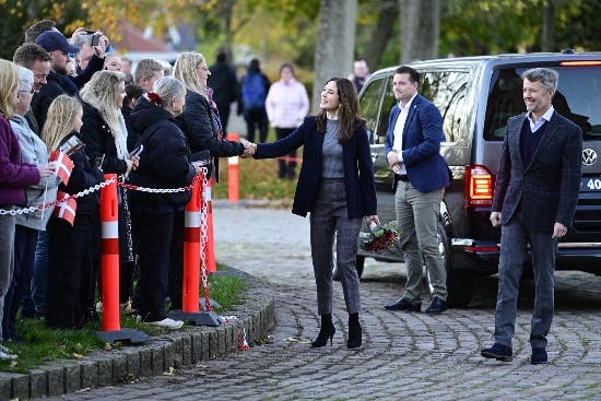 Kronprinsparret ankommer til Sct. Bendts Kirke
