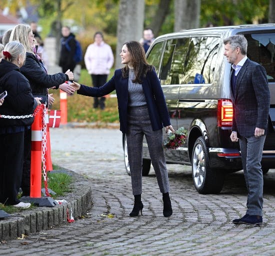 Kronprinsparret ankommer til Sct. Bendts Kirke