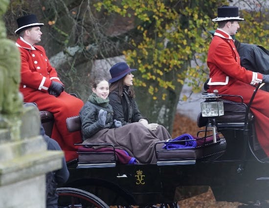 Kronprinsesse Mary og prinsesse Josephine ankommer til Dyrehaven.
