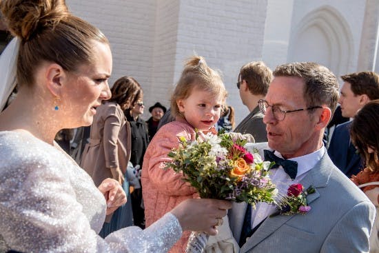 Lille Laura var naturligvis med, da forældrene blev gift tidligere på året.