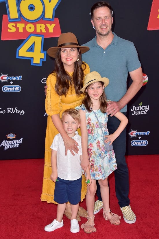 Tiffani Thiessen med familien i 2019.