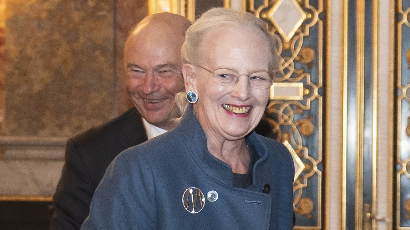 Dronning Margrethe overrækker Ebbe Muncks Hæderspris til DR-korrespondenten Matilde Kimer. 