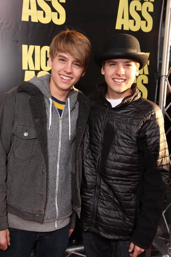Cole Sprouse (til venstre) sammen med sin bror, Dylan, i 2010.
