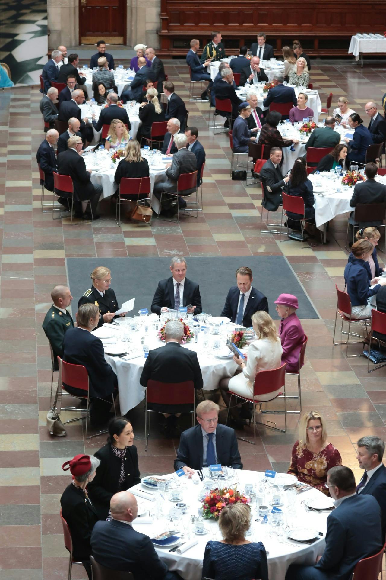 Den kongelige familie sidder ikke ved samme bord.