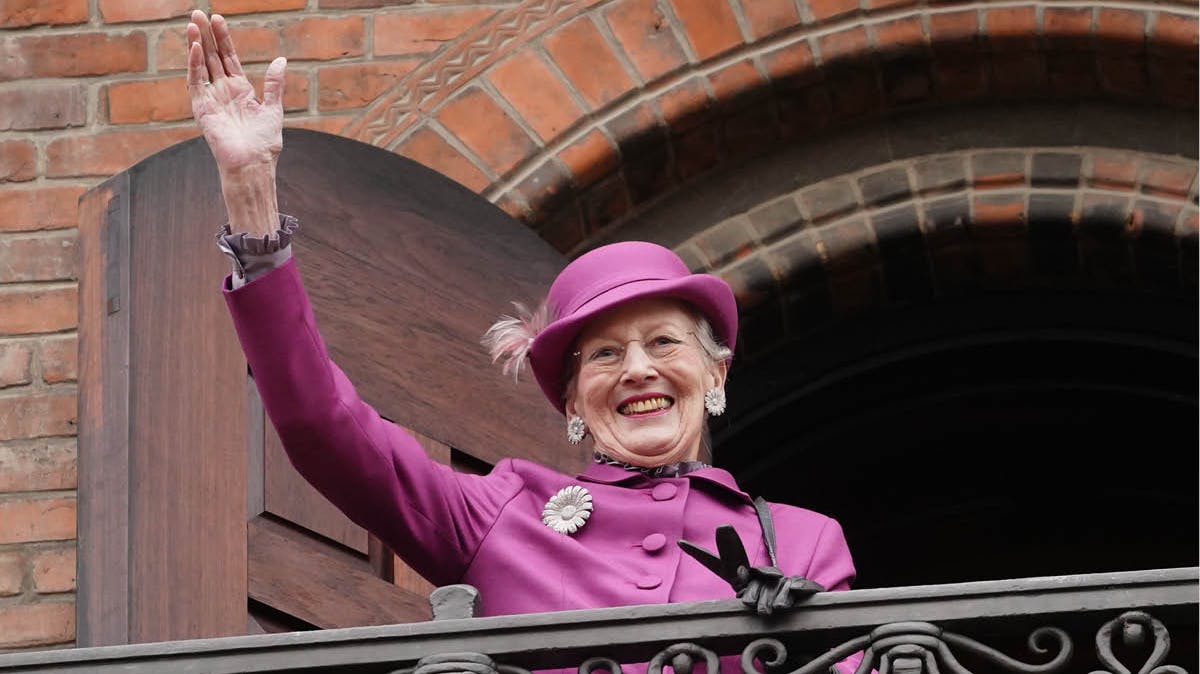 Dronning Margrethe på Københavns Rådhus' balkon. 