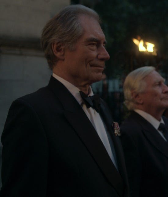 Timothy Dalton i rollen som Peter Townsend i "The Crown".