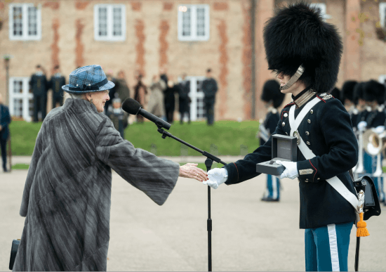 Dronning Margrethe og garder Østergaard