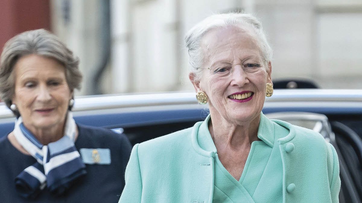 Dronning Margrethe. I baggrunden ses hofdame Annelise Wern.