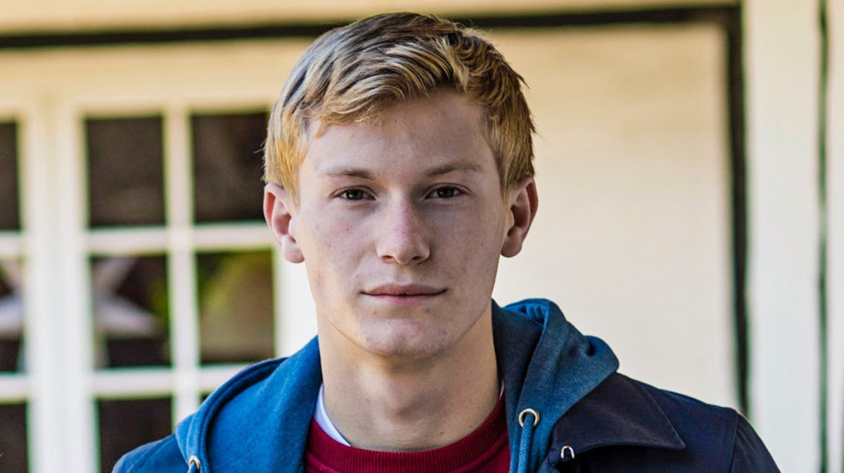 Lasse (Albert Rosin Harson) er Tinkas bedste ven. Han går i gymnasiet og sidder med i Samlingen i Nissernes Rige. Han elsker at lave musik, men kæmper med at finde sin egen lyd.