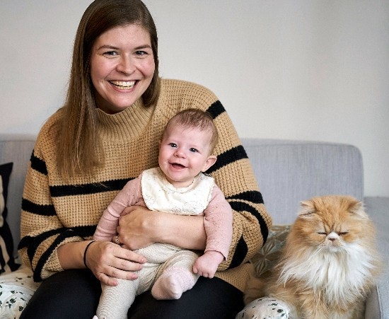 Lotte Friis med baby Andrea og katten Nemo