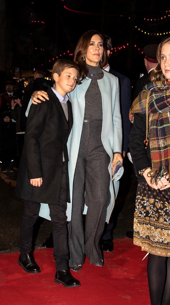 Prins Vincent lægger sit hoved på sin mors skulder. 