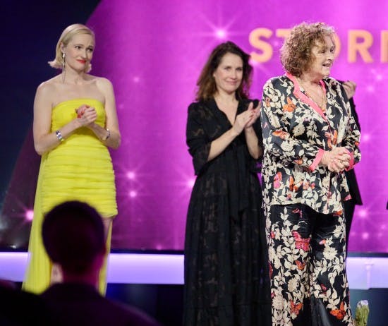 Mille Lehfeldt var tydeligt berørt, da Søs og Kirsten blev hyldet på scenen i "Året der gak".