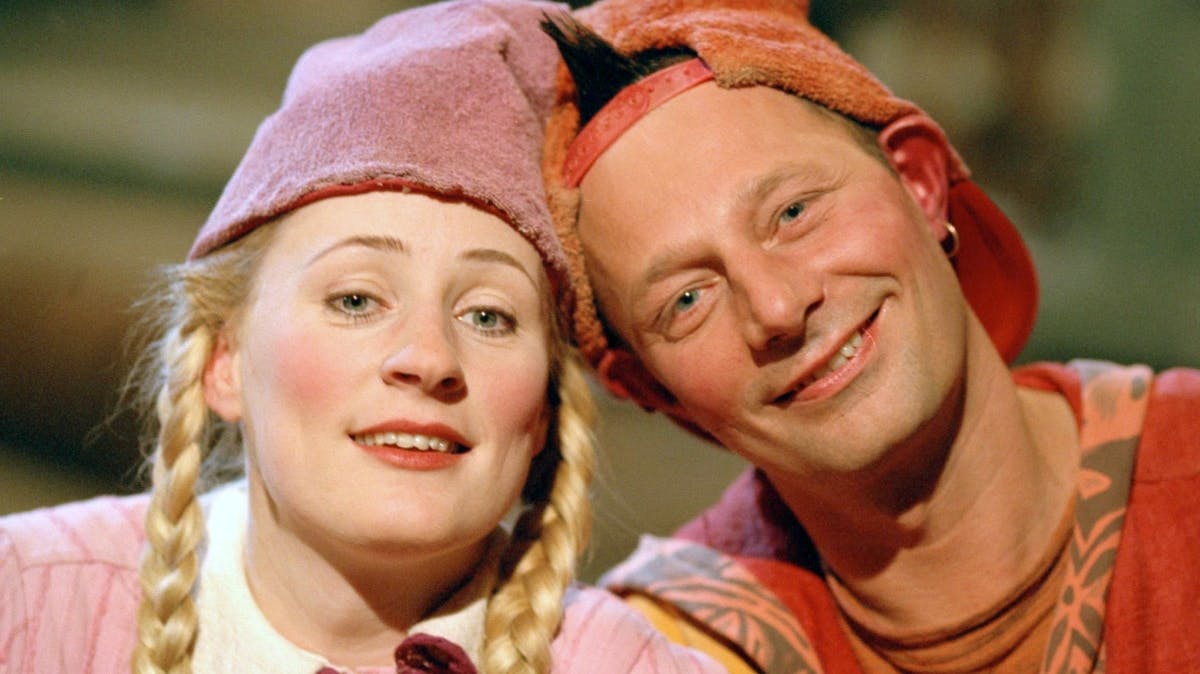Christiane Bjørg Nielsen i rollen som Kandis "Pyrus", hvor hun spiller over for Jan Linnebjerg, der har titelrollen. 