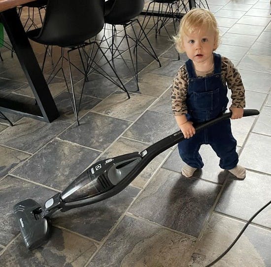 Joan Divine og Michael Olesens søn Felix klarer støvsugningen